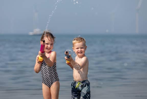 Spelen op het strand | Roompot Beach Resort