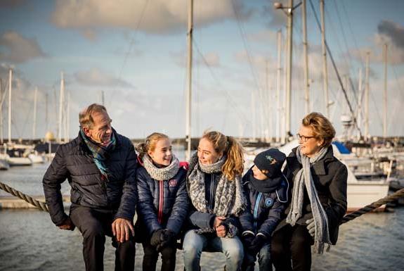 Familiefoto bij de jachthaven | Roompot Beach Resort