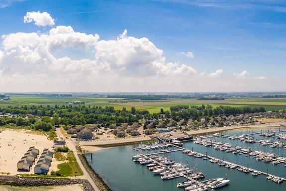 Luchtfoto van de jachthaven en het strand | Roompot Beach Resort