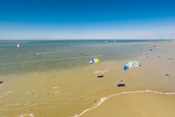 Kitesurfers op het strand | Roompot Beach Resort